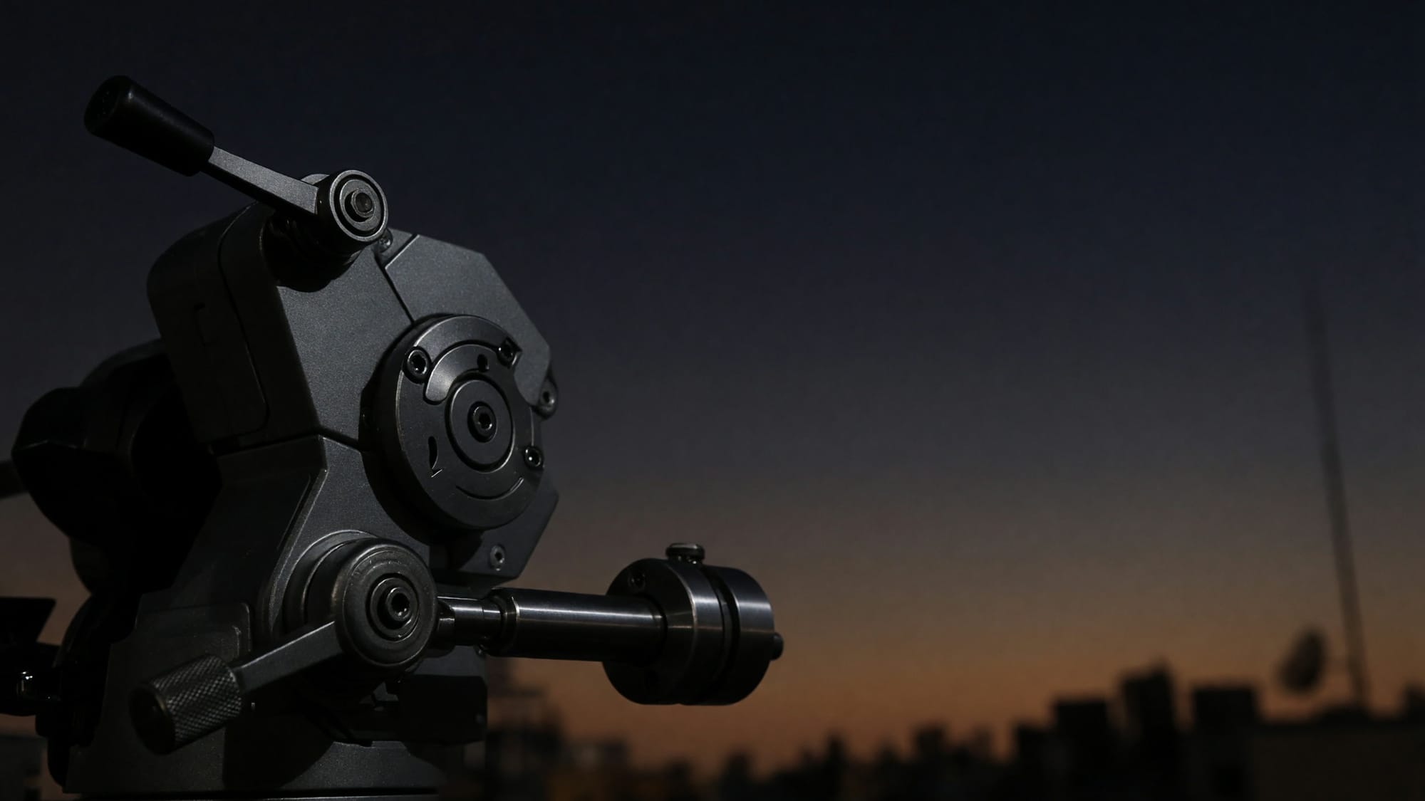 The head of an equatorial mount with its clutch levers, at night
